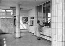 836691 Interieur van het N.S.-station Kruiningen-Yerseke te Kruiningen: hal, met loketbalie.